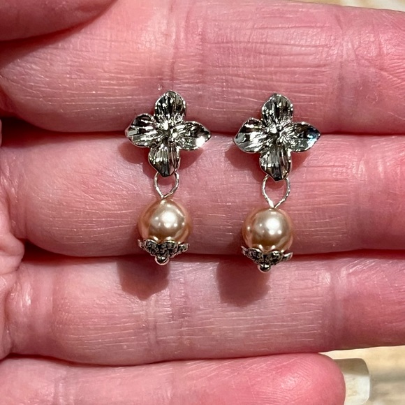 New Gorgeous Vintage Floral Peach Pearl Earrings - Picture 5 of 5